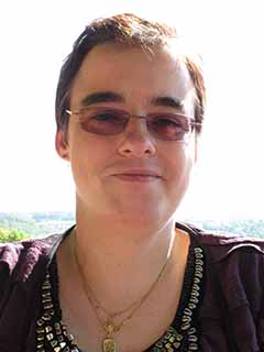 Ich mit Sonnenbrille in einer lila Bluse